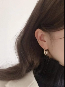 Elegant S925 sterling silver moon pearl earrings with golden crescent accents on model