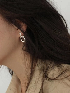 Minimalist 925 sterling silver geometric U-shaped earrings worn by a model in profile