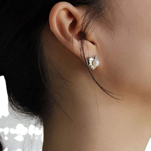 Vintage 925 sterling silver heart stud earrings with round pearl on female model