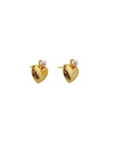 Minimalist 925 silver heart stud earrings with gold finish and small pearl accent