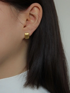 Brushed gold 925 silver rectangular stud earrings worn by model for a minimalist style