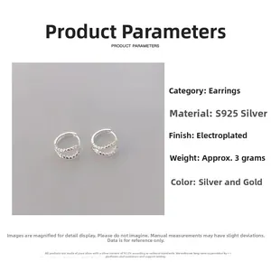 Détail des boucles d'oreilles doubles anneaux en argent S925 avec texture tressée