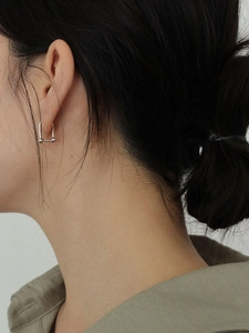 Boucles d'oreilles fer à cheval en argent sterling 925 avec un design géométrique élégant en U