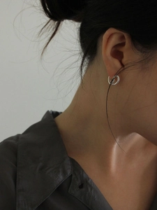 Boucles d'oreilles créoles torsadées en argent sterling 925 pour femme sur modèle