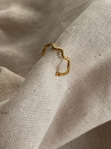 Minimalistischer 925er Sterlingsilber Ring mit Goldwellen-Struktur auf Leinenstoff