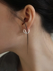 Élégantes boucles d'oreilles créoles torsadées en argent sterling 925 portées par un modèle