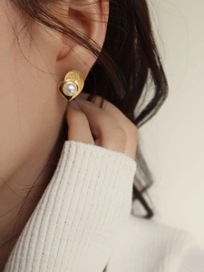 Elegant S925 silver heart pearl earrings worn by a model in a lifestyle setting
