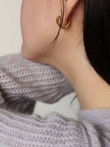 Orecchini a cerchio in argento 925 dorato ritorto indossati da modella in maglia