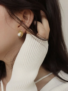 Elegant S925 silver heart pearl earrings with gold finish on a model's ear