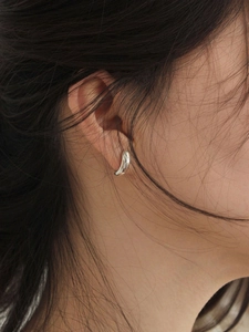 Minimalistischer 925 Sterling Silber Creolen Ohrring mit gehämmerter Metallstruktur