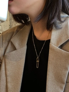 Chic 18K gold-plated U-shaped link necklace for women shown on professional model