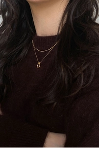 Collier double rang en argent sterling 925 avec pendentif noeud porté par un mannequin