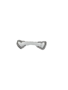 Orecchini a perno a doppio cuore in argento sterling 925 con bordo perlato su sfondo bianco