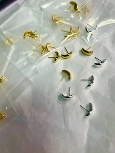 Makroaufnahme von polierten 925 Sterling Silber Mondsichel Ohrsteckern in Großpackung