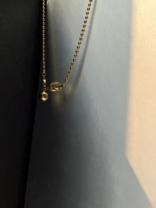Détail du collier à billes en or 18 carats avec finition polie et fermoir rond
