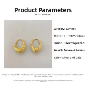Vue détaillée de boucles d'oreilles goutte en argent S925 avec texture brossée dorée