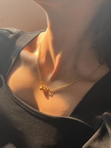 Collier élégant plaqué or 18 carats avec chaîne à billes et pendentif cœur noué sur modèle