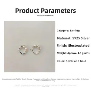 Détail de boucles d'oreilles créoles perlées en argent S925 avec finition plaquée