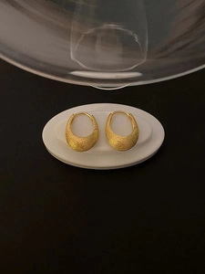 Élégantes boucles d'oreilles créoles dorées en U avec finition mate brossée sur socle