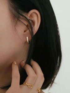 Orecchini a U dorati minimalisti e set di anelli a catena in argento sterling S925