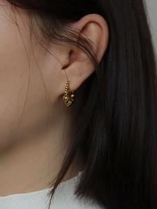 Boucles d'oreilles créoles dorées minimalistes avec perles géométriques pour femmes