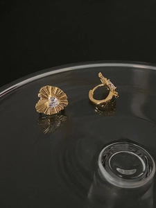 Elegant gold-plated 925 silver heart earrings with textured finish and cubic zirconia