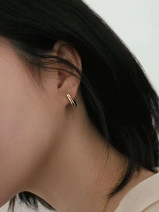 Orecchini a cerchio geometrici in argento S925 dorato indossati da una modella