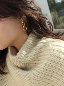 Detailed view of 925 silver golden interlocking hoop earrings with twisted rope texture