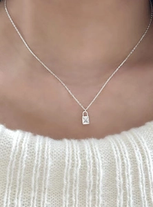 Élégant collier en argent s925 avec pendentif cadenas serti d'une pierre carrée