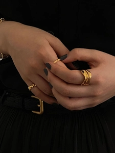 Close-up of a 925 sterling silver double-layered wave ring with a vintage golden finish
