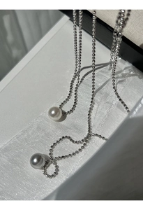 Detaillierte Makroansicht der S925 Silber Kugelkette mit weißen und grauen Perlenanhängern