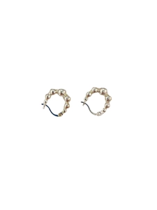 Boucles d'oreilles créoles géométriques minimalistes en argent avec perles texturées