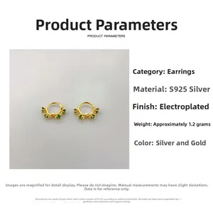 Détail de créoles en argent sterling S925 plaqué or avec des pierres de zircon vert