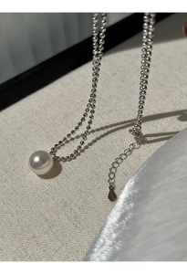 Makroaufnahme der S925 Sterlingsilber Kugelkette mit elegantem weißem Perlenanhänger