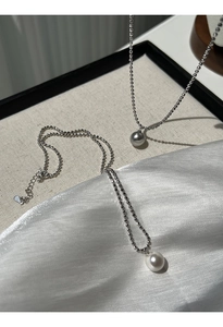 Detailansicht der S925 Sterlingsilber Kugelketten mit weißen und grauen Perlenanhängern