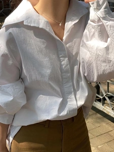 Minimalistisches weißes Langarmhemd für Damen mit weitem Kragen und lockerer Passform