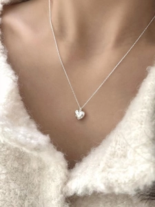 Collier cœur en argent sterling 925 avec cristaux en forme d'étoile sur mannequin
