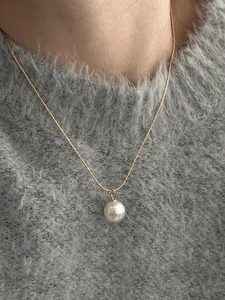 Minimalist 925 sterling silver necklace featuring a round white pearl pendant on a gold chain