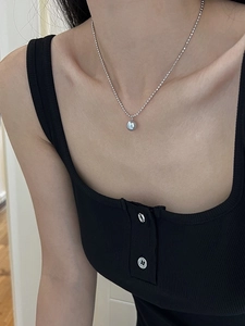 Minimalistische S925 Silberperlenkette mit glänzender grauer Perle auf Schwarz