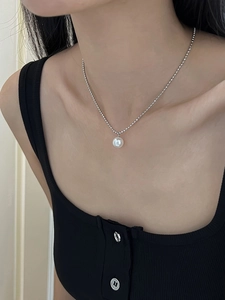 Minimalistische S925 Sterlingsilber Halskette mit runder weißer Perle, getragen an einer Frau
