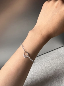 Elegant 925 sterling silver chain bracelet featuring a minimalist abstract heart pendant