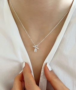Detail einer 925 Sterling Silber Kette mit T-Verschluss und Zirkonia Anhänger am Model