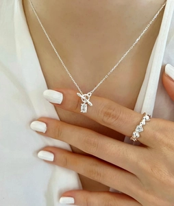 Nahaufnahme von S925 Silberhalskette mit Zirkon-Anhänger und herzförmigem Ring-Set