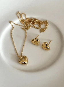 Vue détaillée du set collier et boucles d'oreilles cœur en argent 925 avec zircons