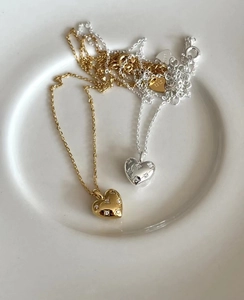 Détail de colliers cœur en argent S925 doré et argenté avec pierres de zircon