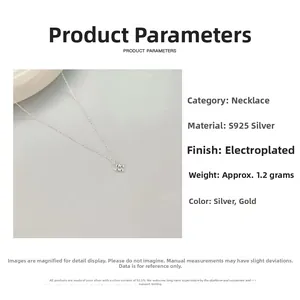 Détail montrant la chaîne en argent S925 avec pendentif trèfle et caractéristiques