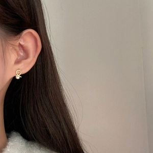 Detail of 925 sterling silver twist stud earring with a natural white pearl drop