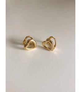 Detailed view of 925 silver hollow heart earrings with polished gold finish and clasps