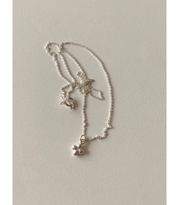 Gros plan détaillé de la chaîne en argent sterling 925 avec un délicat pendentif fleur