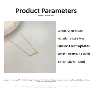 Vue macro du collier en argent S925 plaqué or avec pendentif cylindrique minimaliste et zircon